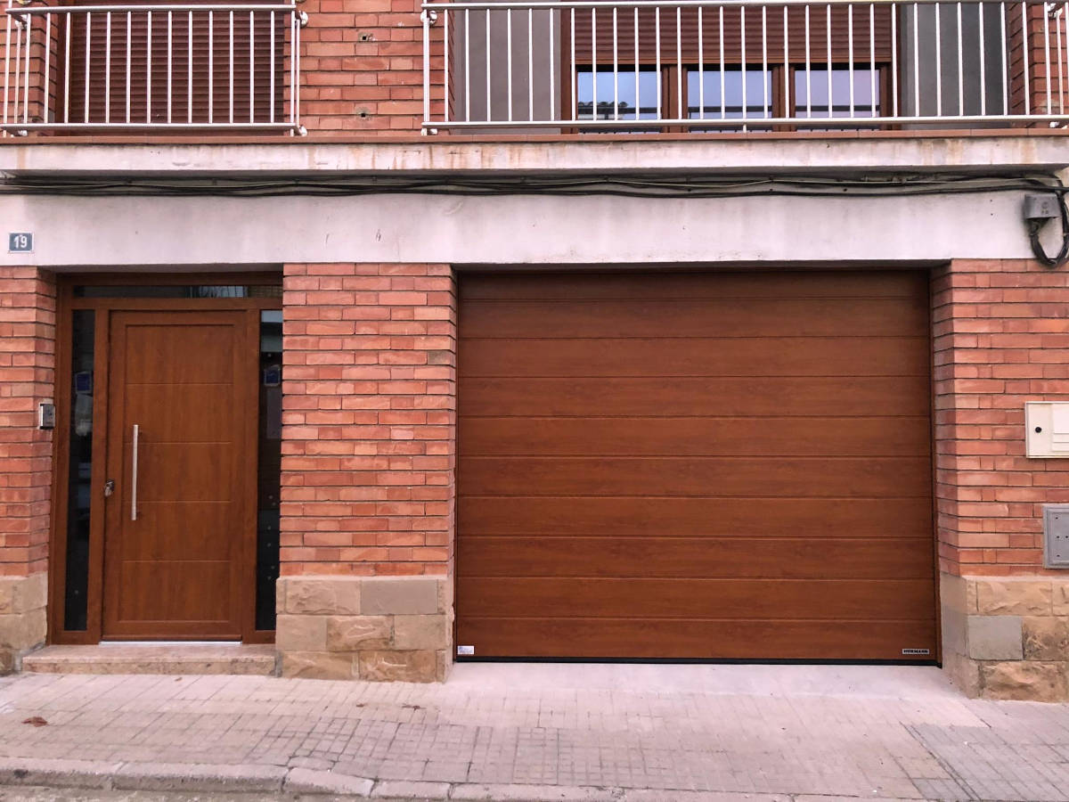 Enjuiciar Manga Dios Puerta de garaje y puerta de entrada a Sant Hipòlit de Voltregà - PerfilTer