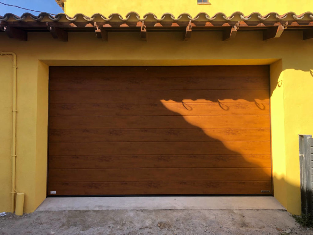 Puerta de garaje imitación madera