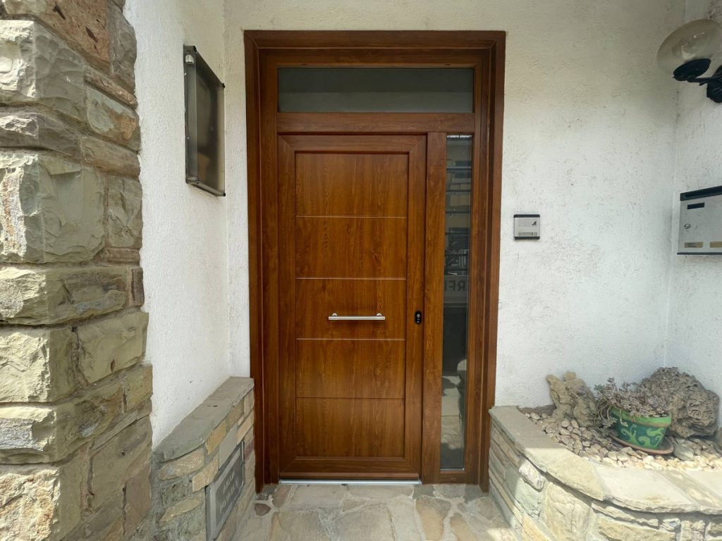 Puerta de PVC imitación madera en una casa de Hostalets de Balenyà -  PerfilTer