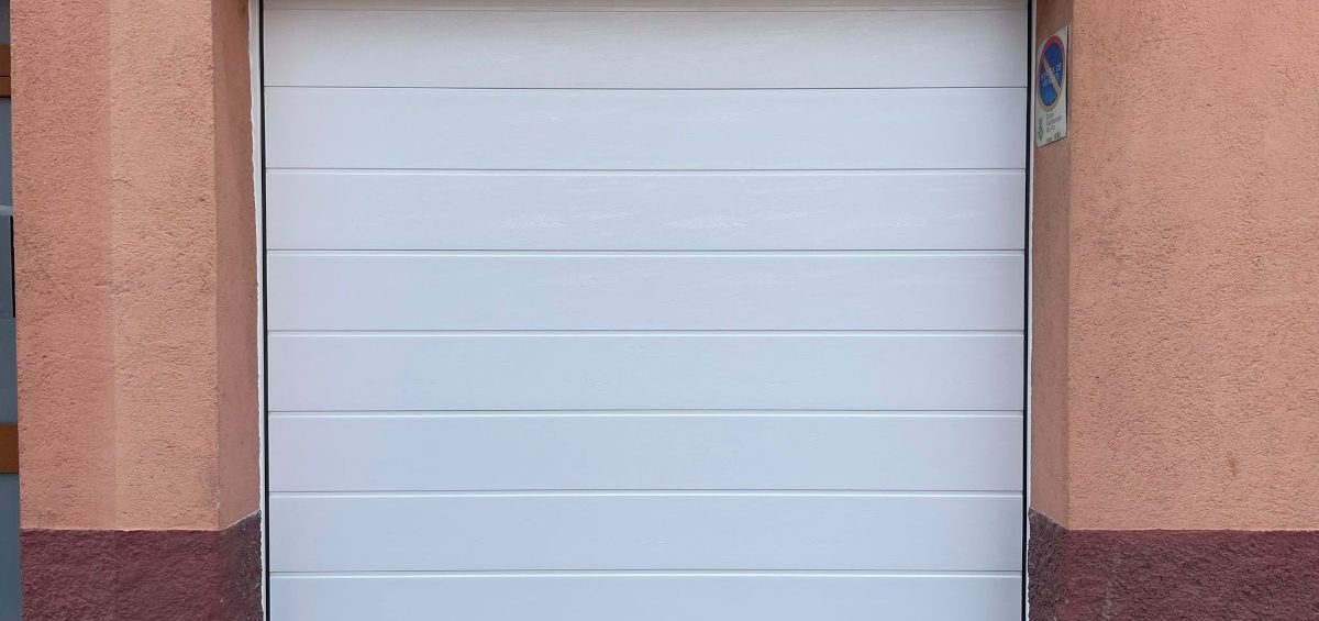 Porta de garatge seccional blanca