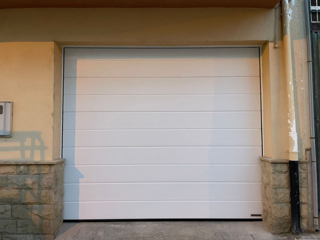 Puerta garaje seccional blanca