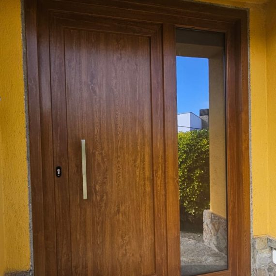 Porta d'entrada PVC imitació fusta de roure daurat