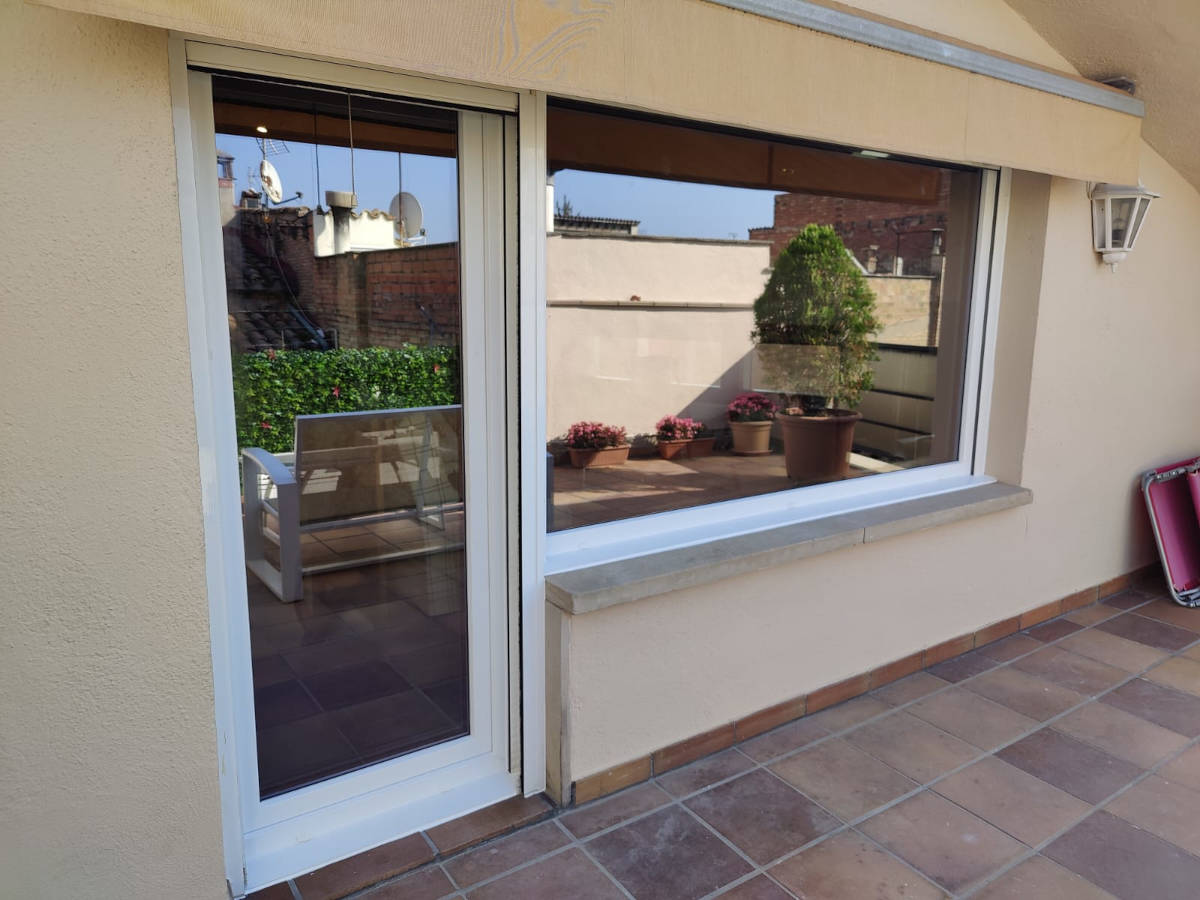 Balconera y ventana de PVC bicolor