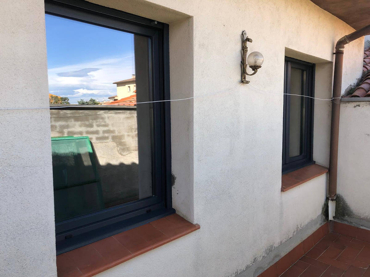 Finestra PVC gris
