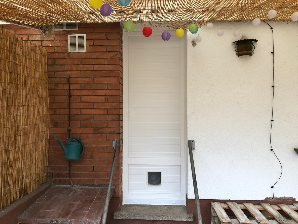 Porta PVC blanc jardí