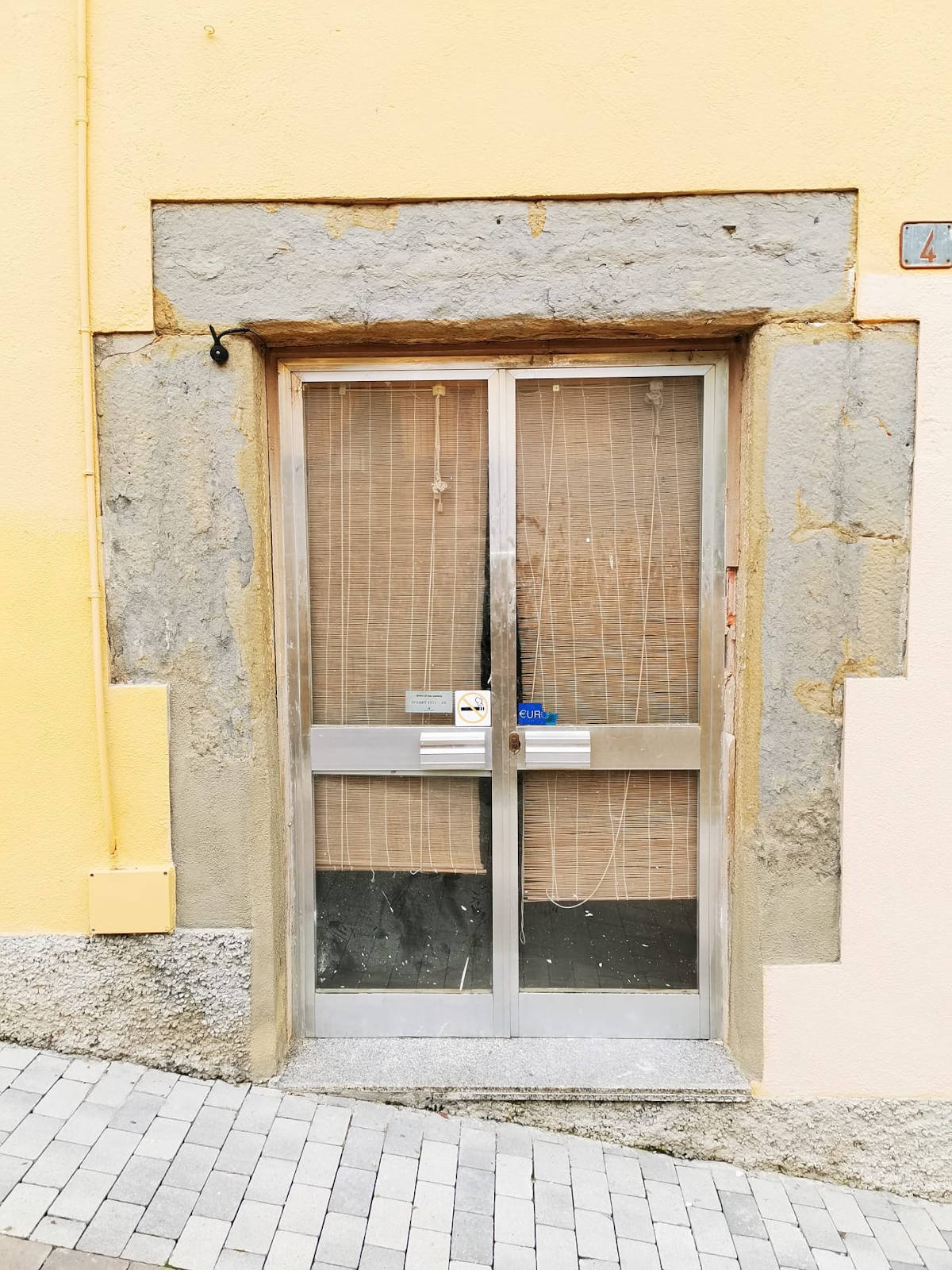 Puerta aluminio antigua