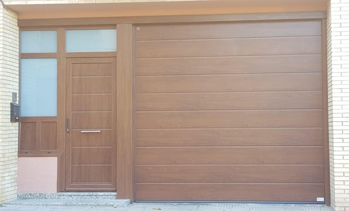 Puerta garaje imitación madera