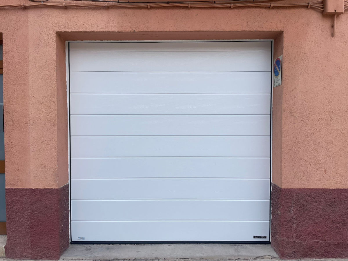 Puerta de garaje seccional blanca