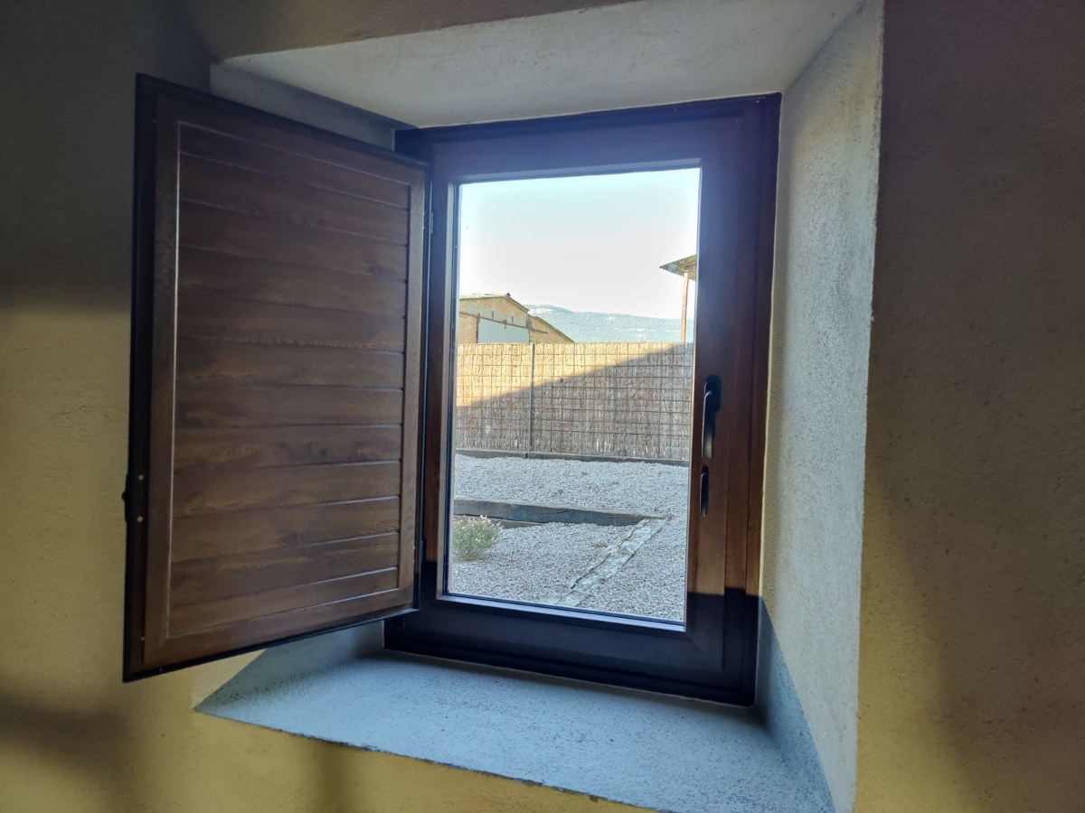 Ventana y porticones de PVC imitación madera