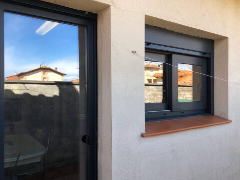 Ventana PVC gris