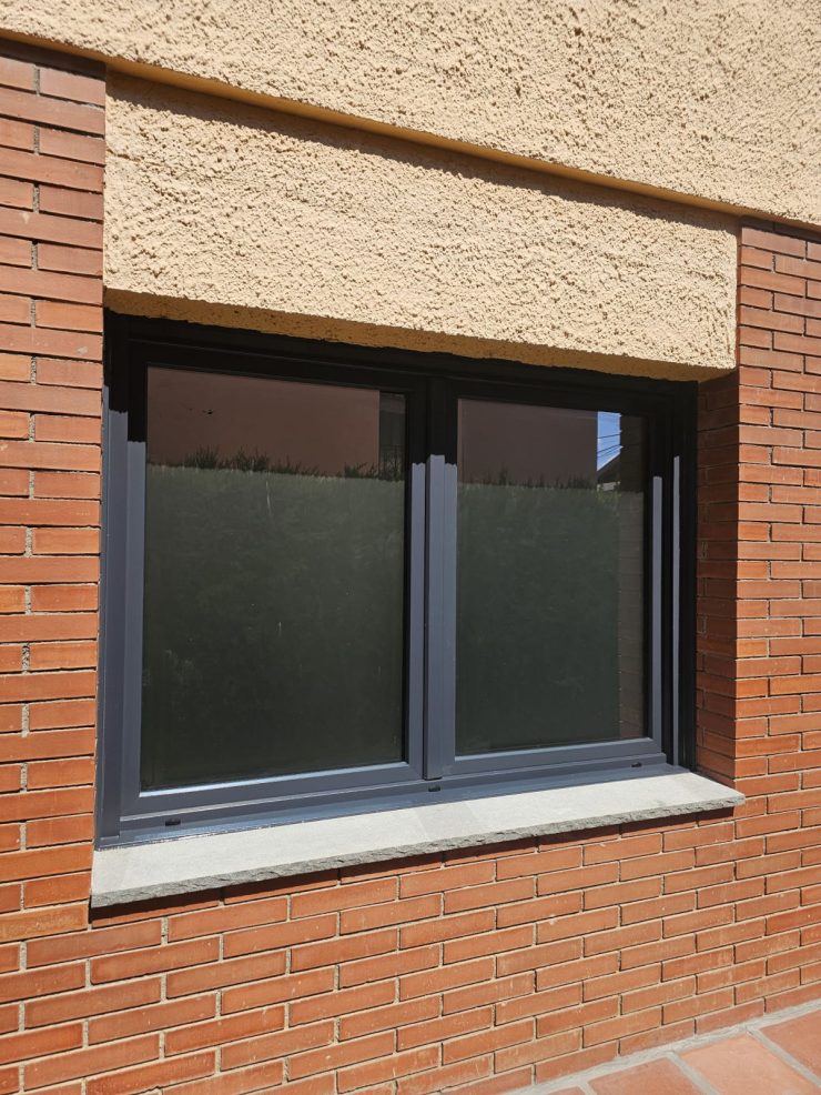 Ventana PVC gris antracita