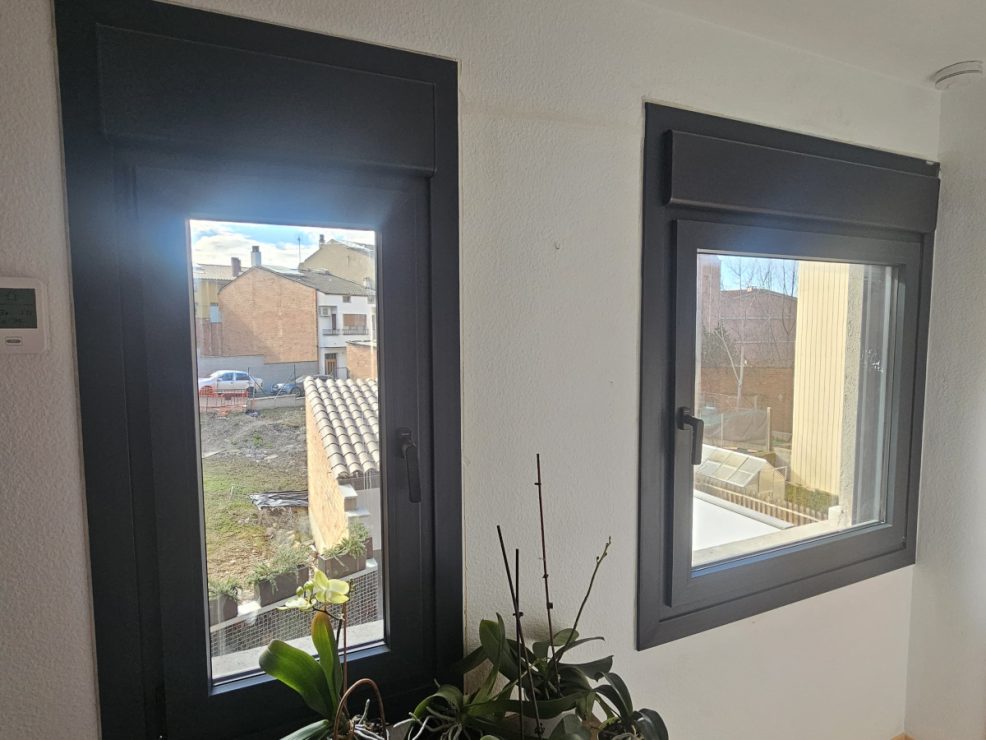 Finestres PVC gris antracita
