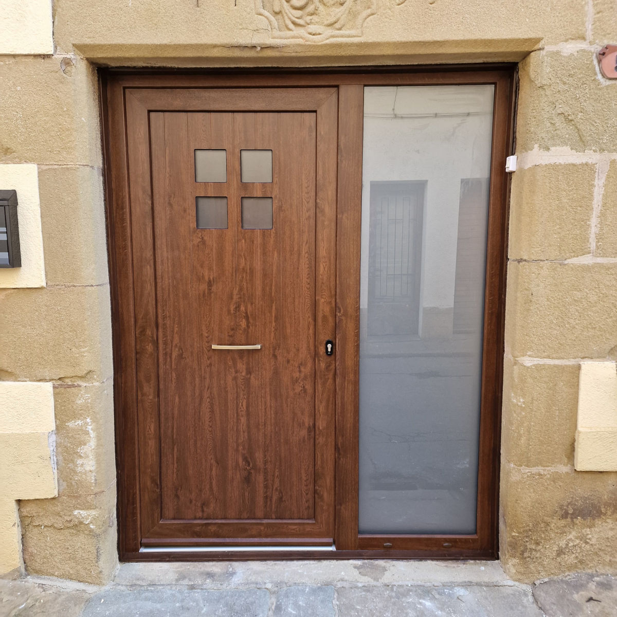 Porta PVC imitació fusta noguera